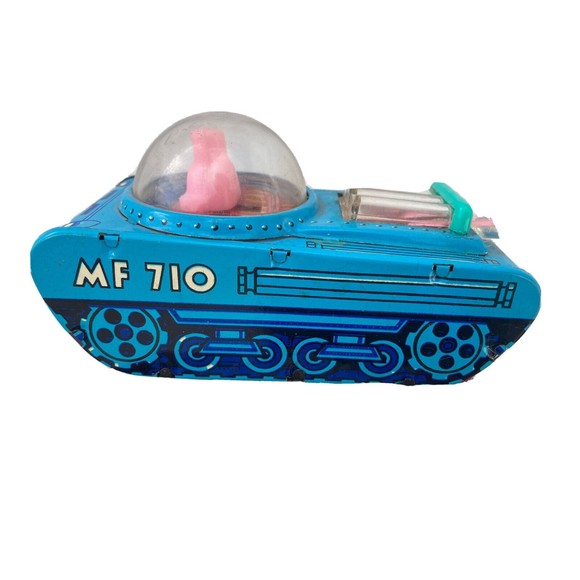 RED CHINA TIN FRICTION STARS-LANDING SPACE TANK MF 710.  VINTAGE TOY. - Picture 1 of 8